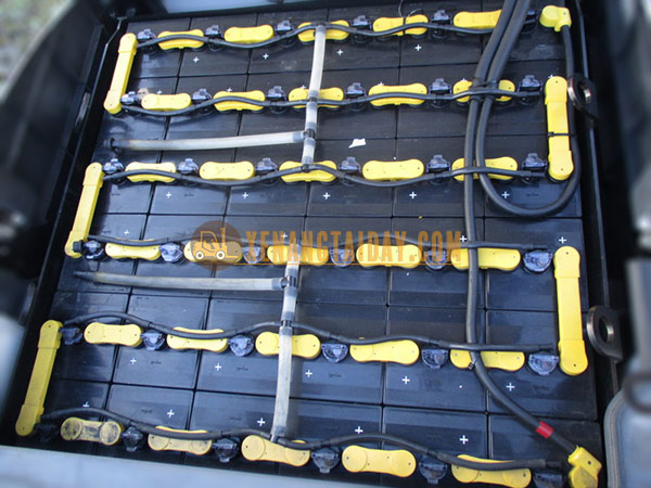 Xe nâng điện ngồi lái KOMATSUFB30-12