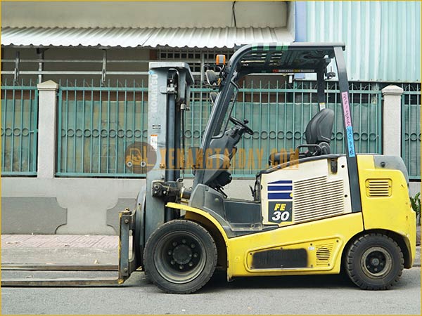 Xe nâng điện ngồi lái KOMATSU FE30-1