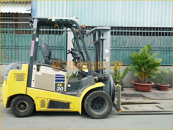 Xe nâng điện ngồi lái KOMATSU FE30-1