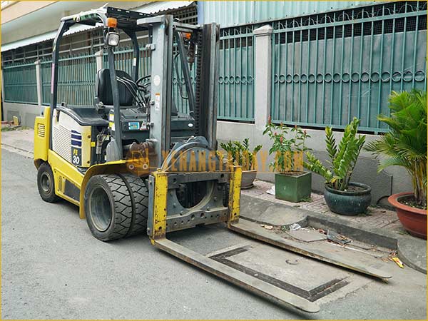 Xe nâng điện ngồi lái KOMATSU FE30-1