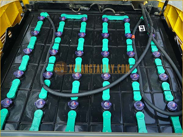 Xe nâng điện ngồi lái KOMATSU FE30-1 gắn bình điện axít chì 72V - 485Ah LIFTTOP VTDX485MH
