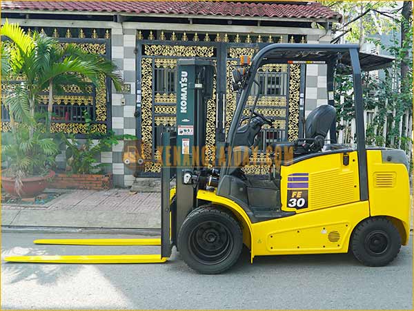 Xe nâng điện ngồi lái KOMATSU FE30-1 gắn bình điện axít chì 72V - 485Ah LIFTTOP VTDX485MH