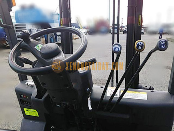Xe nâng điện ngồi lái TCM FB25-7.