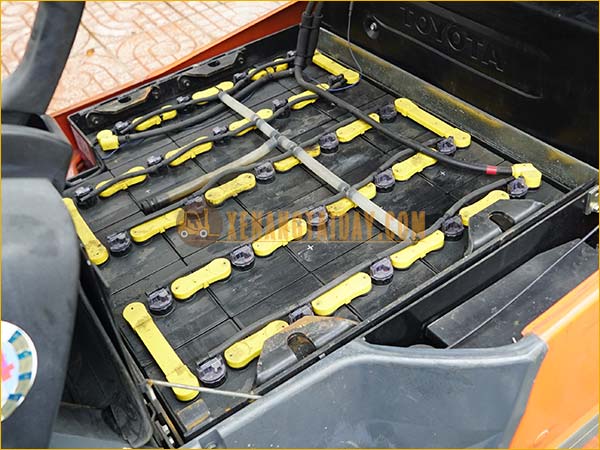Xe nâng điện ngồi lái TOYOTA 7FB20