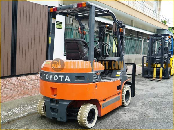Xe nâng điện ngồi lái TOYOTA 7FB20