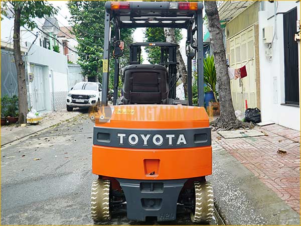 Xe nâng điện ngồi lái TOYOTA 7FB20