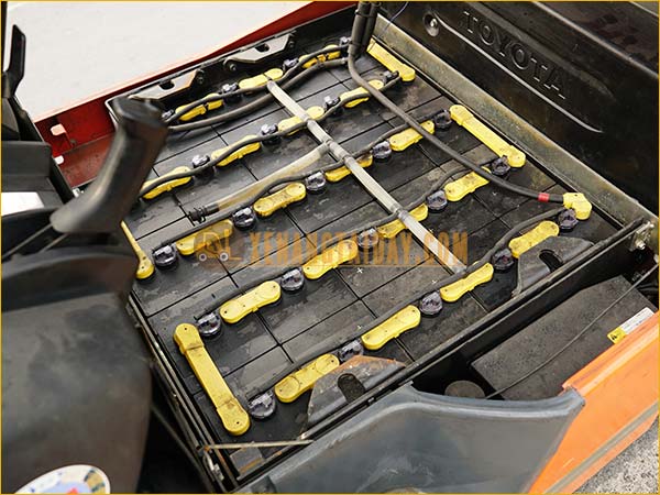 Xe nâng điện ngồi lái TOYOTA 7FB20