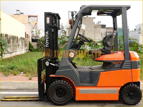 Xe nâng điện ngồi lái TOYOTA 7FB20