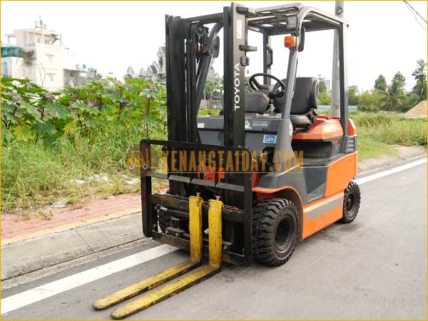 Xe nâng điện ngồi lái TOYOTA 7FB20