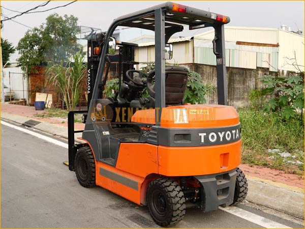 Xe nâng điện ngồi lái TOYOTA 7FB20
