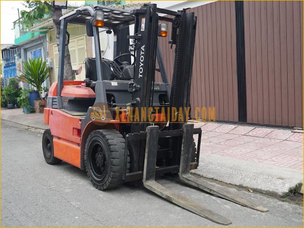 Xe nâng điện ngồi lái TOYOTA 7FB30