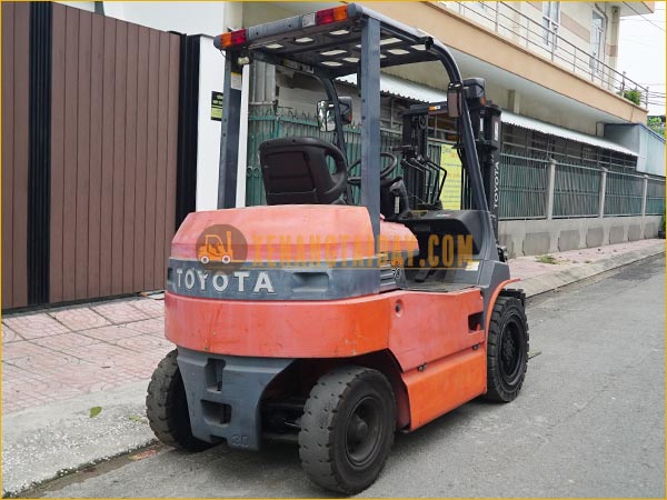 Xe nâng điện ngồi lái TOYOTA 7FB30