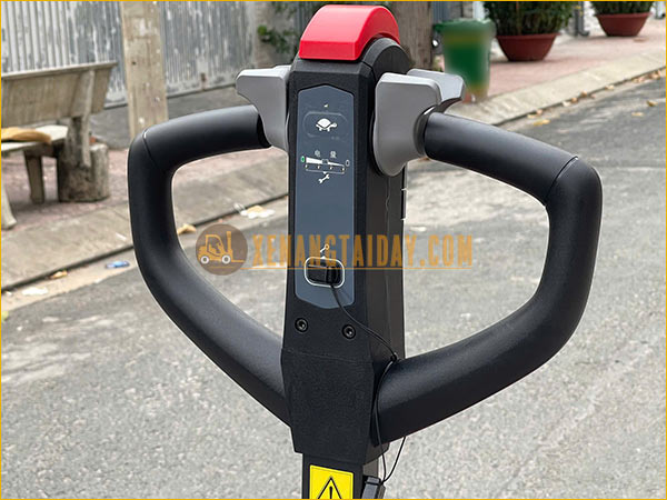 Xe nâng tay điện thấp tự động hoàn toàn 1.5 / 2 tấn NOBLELIFT ATOM 2