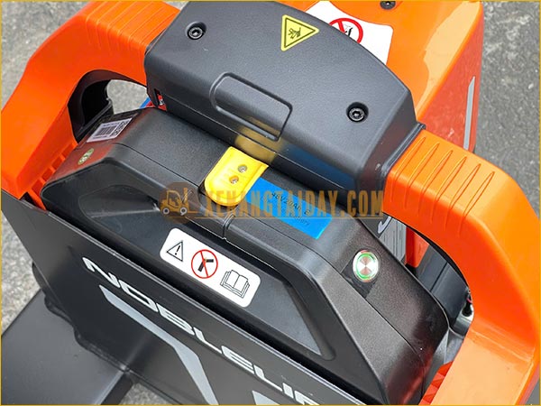 Xe nâng tay điện thấp tự động hoàn toàn 1.5 / 2 tấn NOBLELIFT ATOM2