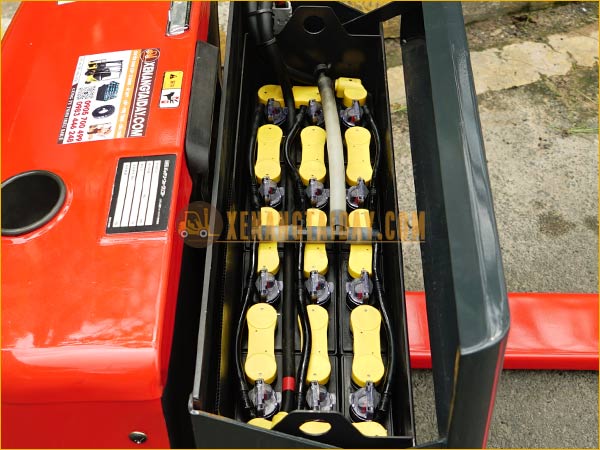 Xe nâng tay điện thấp tự động NICHIYU PLD15S-70-C10