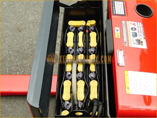 Xe nâng tay điện thấp tự động NICHIYU PLD15S-70-C10