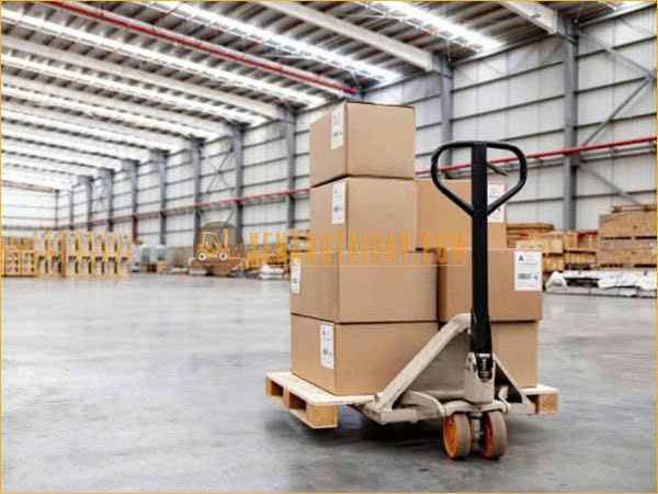 Xe nâng tay và ứng dụng của chúng trong vận chuyển hàng hoá