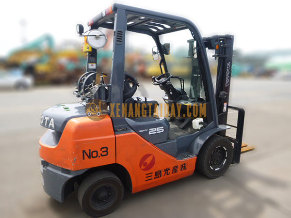Xe nâng Xăng TOYOTA 02-8FG25